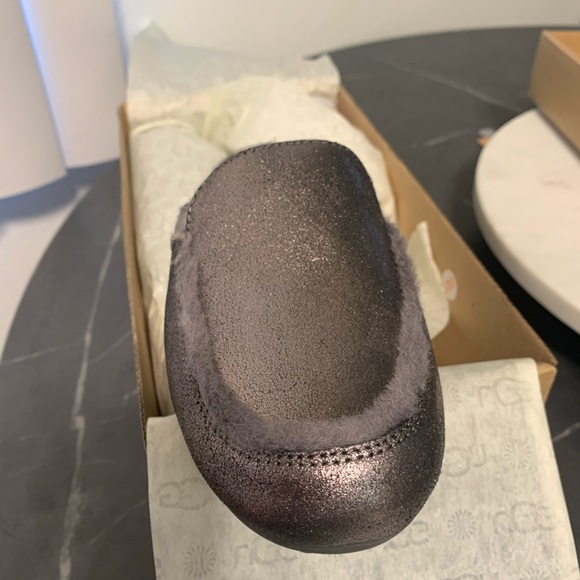 Women Ugg slippers Lane Metallic Gray Size 7 US New With Box - Picture 5 of 9